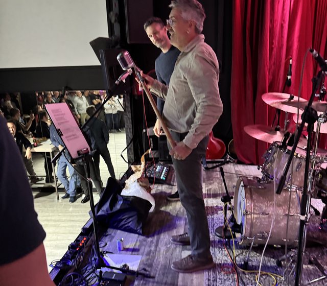 Banda tocando en directo en el escenario de Bravatta