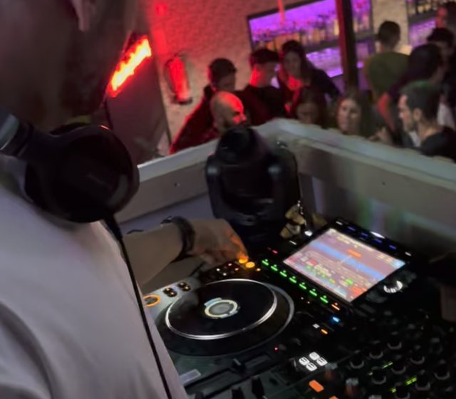 DJ pinchando en la cabina de Bravatta